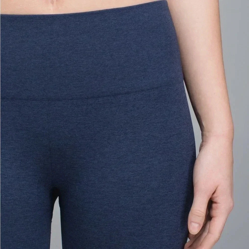 LULULEMON IN THE FLOW CROP II SEAMLESS NAVY CROP SIZE 6